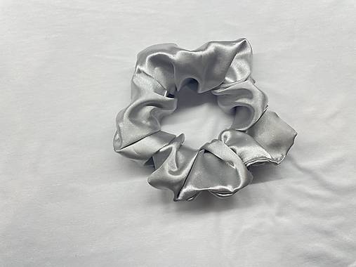 Ozdoby do vlasov - Saténová scrunchie  (Strieborná) - 16551803_