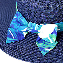 Čiapky, čelenky, klobúky - Polly - tmavo modrý slamený klobúk s výberom stuhy (bielo-modro-zelená potlač) - 16556144_