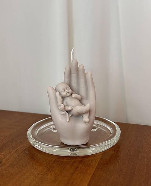Dekoračná sviečka - ruka s bábätkom zo sójového vosku