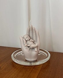 Sviečky - Dekoračná sviečka - ruka s bábätkom zo sójového vosku - 16554719_