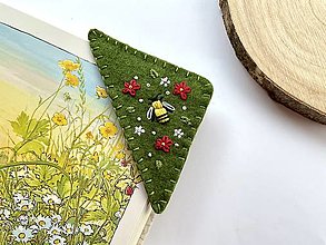 Papiernictvo - Vyšívaná záložka “Zo záhradky”  (Včielka) - 16553308_