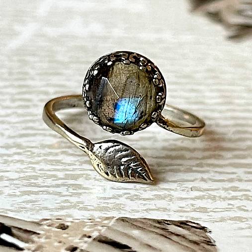 Leaf Natural Labradorite Ring Ag925 / Strieborný prsteň s labradoritom E034