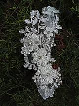Spodná bielizeň - Čipkový svadobný podväzok ivory so strieborným lemom 16 - 16557216_