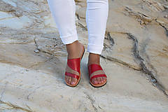 Ponožky, pančuchy, obuv - Kožené šľapky LYTTOS - tmavočervená farba - 16558756_