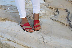Ponožky, pančuchy, obuv - Kožené šľapky LYTTOS - tmavočervená farba - 16558757_