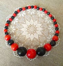 Náhrdelníky - Drevený náhrdelník červeno-čierny - 16558474_