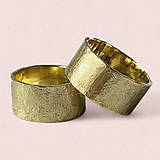 Prstene - Štrukturované zlaté obrúčky. - 16561254_