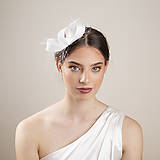 Ozdoby do vlasov - Decentný svadobný fascinátor z pierok, biela ozdoba z pierok, minimalistický svadobný fascinátor - 16558912_