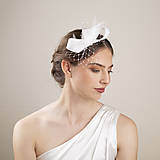 Ozdoby do vlasov - Decentný svadobný fascinátor z pierok, biela ozdoba z pierok, minimalistický svadobný fascinátor - 16558913_