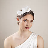 Ozdoby do vlasov - Decentný svadobný fascinátor z pierok, biela ozdoba z pierok, minimalistický svadobný fascinátor - 16558914_