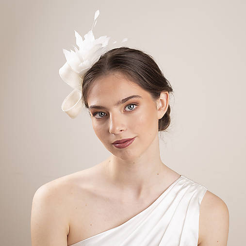 Ozdoby do vlasov - Svadobný fascinátor s pierkami , modistická ozdoba do vlasov, moderný fascinátor pre nevestu - 16558928_