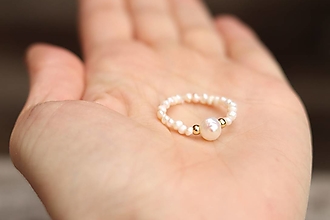 Prstene - Perlový prsteň - mini (Perla + zlaté korálky) - 16561576_