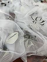 Úžitkový textil - Organza z v bielom s čiernymi kvetmi - 16560987_