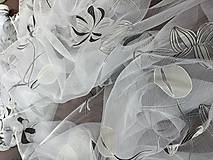 Úžitkový textil - Organza z v bielom s čiernymi kvetmi - 16560988_