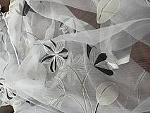 Úžitkový textil - Organza z v bielom s čiernymi kvetmi - 16560989_