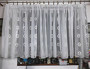 Úžitkový textil - Šitá záclona z organzy v bielom s bodkami - 16560943_