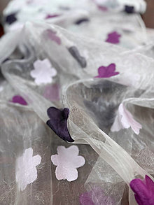 Úžitkový textil - Metrážna látka organza z fialovými kvetmi - 16560992_