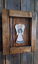 Dekorácie - Keramický anjelik na starom dreve - 16561137_