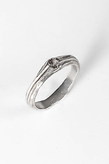 Prstene - Strieborný prsteň lamellae so surovým diamantom - 16566606_