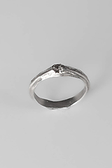 Prstene - Strieborný prsteň lamellae so surovým diamantom - 16566607_