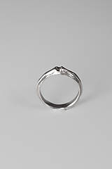 Prstene - Strieborný prsteň lamellae so surovým diamantom - 16566609_