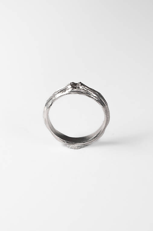 Strieborný prsteň lamellae so surovým diamantom