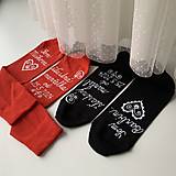 Ponožky, pančuchy, obuv - Sada maľovaných ponožiek s nápismi: "Som ... / šťastný manžel/manželka" (červené + tmavomodré ľudovoladené) - 16566792_