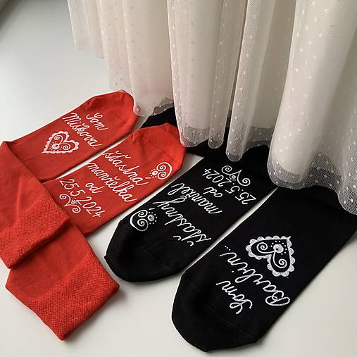 Sada maľovaných ponožiek s nápismi: "Som ... / šťastný manžel/manželka" (červené + tmavomodré ľudovoladené)
