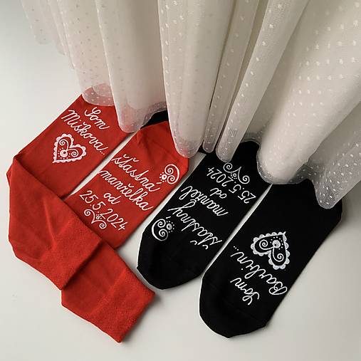 Sada maľovaných ponožiek s nápismi: "Som ... / šťastný manžel/manželka" (červené + tmavomodré ľudovoladené)