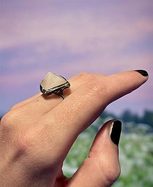 Prstene - Rôznorodé prstienky (Cínovaný prsteň - krištáľ pyramídka) - 16565777_