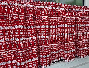 Úžitkový textil - Vitrážková záclonka,,čičmany na červenej" - 16568650_