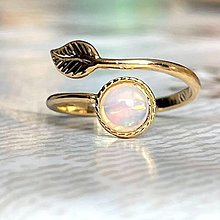 Prstene - Simple Leaf Ethiopian Opal Ag925 Gold Plated Ring / Strieborný pozlátený prsteň s welo opálom E036 - 16570403_