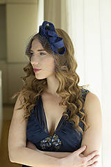 Ozdoby do vlasov - Fascinátor v kráľovskej modrej zo závojom, na svadbu - 16568794_