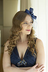 Ozdoby do vlasov - Fascinátor v kráľovskej modrej zo závojom, na svadbu - 16568795_