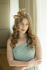 Ozdoby do vlasov - Zlatý fascinátor s béžovými pierkami a závojom typu birdcage, zlatý fascinátor pre svadobných hostí, moderná čelenka - 16568942_