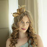 Ozdoby do vlasov - Zlatý fascinátor s béžovými pierkami a závojom typu birdcage, zlatý fascinátor pre svadobných hostí, moderná čelenka - 16568944_