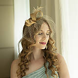 Ozdoby do vlasov - Zlatý fascinátor s béžovými pierkami a závojom typu birdcage, zlatý fascinátor pre svadobných hostí, moderná čelenka - 16568946_