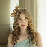 Ozdoby do vlasov - Zlatý fascinátor s béžovými pierkami a závojom typu birdcage, zlatý fascinátor pre svadobných hostí, moderná čelenka - 16568947_