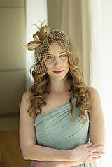 Ozdoby do vlasov - Zlatý fascinátor s béžovými pierkami a závojom typu birdcage, zlatý fascinátor pre svadobných hostí, moderná čelenka - 16568948_