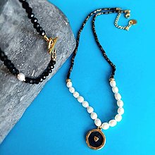 Náhrdelníky - Perlový náhrdelník s čiernou - 16569299_
