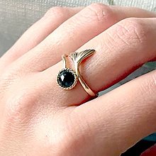 Prstene - Simple Whaletail Black Spinel Ag925 Gold Plated Ring / Strieborný pozlátený prsteň so spinelom - 16572414_