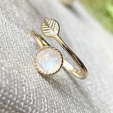 Prstene - Simple Leaf Moonstone Ag925 Gold Plated Ring / Strieborný pozlátený prsteň s mesačným kameňom - 16572560_