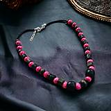 Náhrdelníky - Drevený náhrdelník ružovo-čierny - 16572180_
