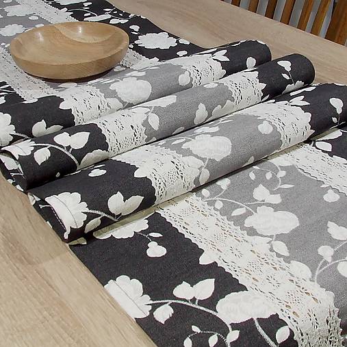 Úžitkový textil - ROSALIE - biele ruže na sivej a antracitovej -  štóla(2) - 16570934_