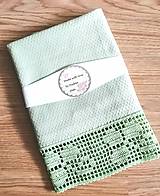 Úžitkový textil - Mentolová utierka s háčkovanou krajkou "Ďatelinka" - 16571003_