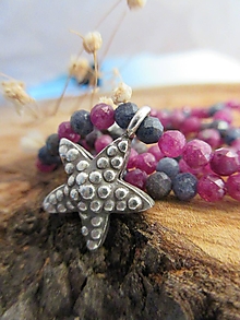 Náhrdelníky - Rubínovo-zafírový náhrdelník s morskou hviezdou - 16576404_