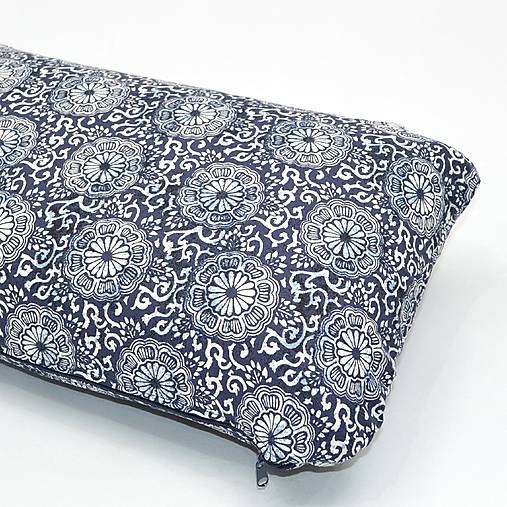 Úžitkový textil - Mandaly a ornamenty na tmavomodrej batike - obliečka na cestovný vankúš - 16575156_