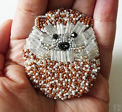 Brošne - Handmade šitá korálková brošňa ježko - 16577199_