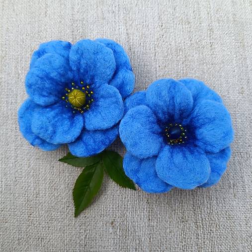 ...plstená brošňa  - modrý kvet...