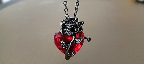 Náhrdelníky - Retiazka srdce s ružou - 16577825_